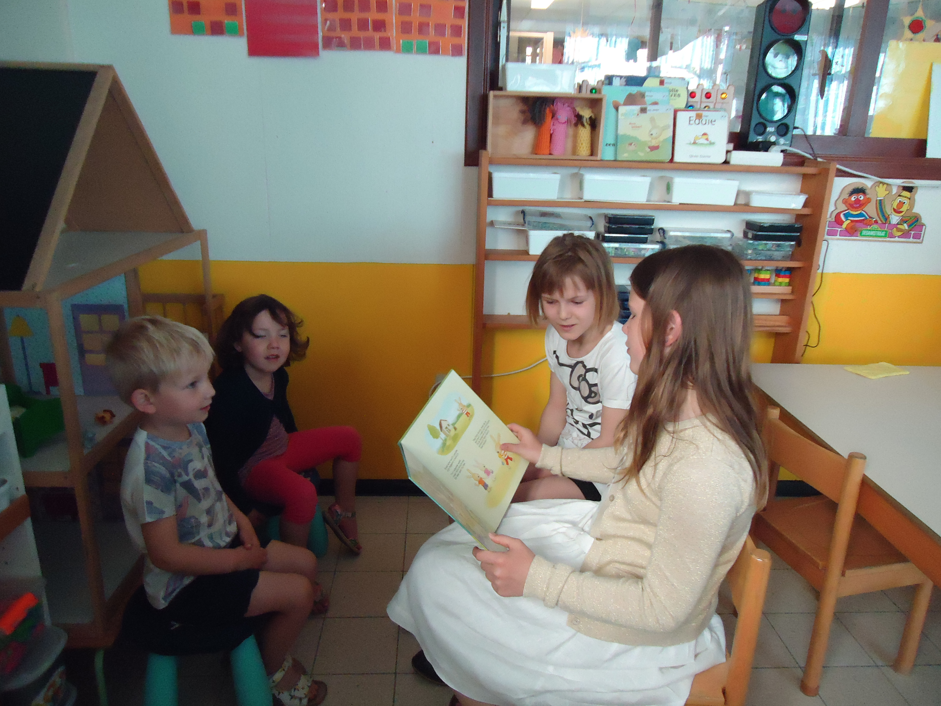 boekje voorlezen in de kleuterschool (juf Lucy)